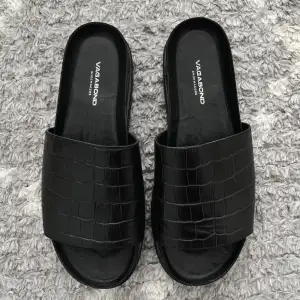 Vagabond Erin Sandals Flats - svart läder.  SOM NY - använd endast 1 gång.  Storlek: 37 (ca. 23,5 cm).