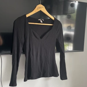 Topp - Skitsnygg basic tröja i storlek M! Säljer då den är för stor runt brösten, knappt använd:) 