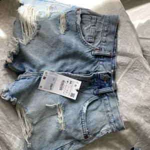 Säljer ett par helt nya jeans shorts från zara då jag glömde bort att returnera dom och de är för stora. 