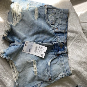 Zara low Waist shorts  - Säljer ett par helt nya jeans shorts från zara då jag glömde bort att returnera dom och de är för stora. 