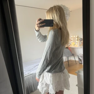 Lindex kjol - Säljer denna jättefina kjolen med mönster på från Lindex. Säljer pågrund av att den är lite stor på mig och är därför aldrig använd.💞 Skriv till mig om du har några frågor eller vill ha fler bilder! 💞