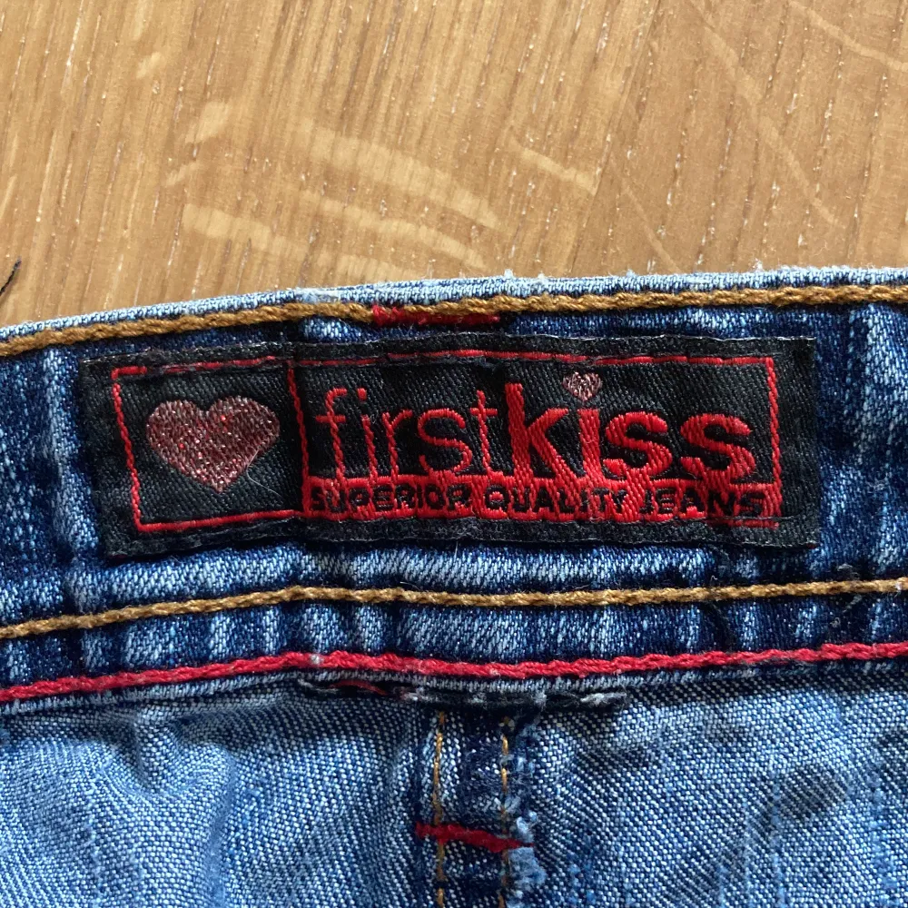 Säljer dessa snygga y2k jeans! Tveka inte om ni har några frågor, är lite slitna längst ner på byxorna! 💞ca 84 i midjemått . Jeans & Byxor.