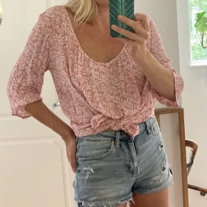 Snygg sommarblus!  - Tunn blus/topp från 157. Använd men i fint skick. 