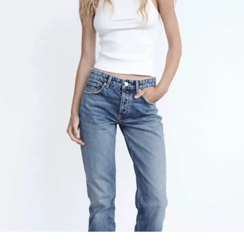 Fina midrise jeans från zara i bra skick! Säljer då de inte används längre. Köpta för 359kr, säljer för 100kr💞Sista bilden är egen! SÄLJER ÄVEN SAMMA I SVART. Jeans & Byxor.