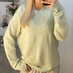 Stickad tröja  - Jättefin ljusgrön stickad tröja som inte kommer till användning 💓