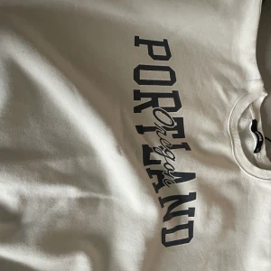 Bikbok sweatshirt  - En beige sweatshirt från bikbok med tryck