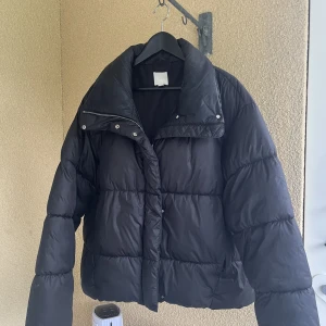 Dunjacka  - Snygg och varm dunjacka i bombermodell, från H&M🤍