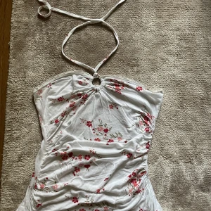 Blommig tubtopp  - En blommig tubtopp som är perfekt till sommaren. Den är tun och lite genomskinlig 🌸de är också delvis en halternecktopp