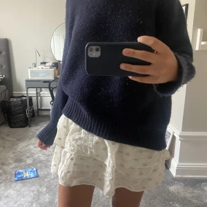 Volangkjol - As snygg vit Volangkjol med guldiga detaljer 