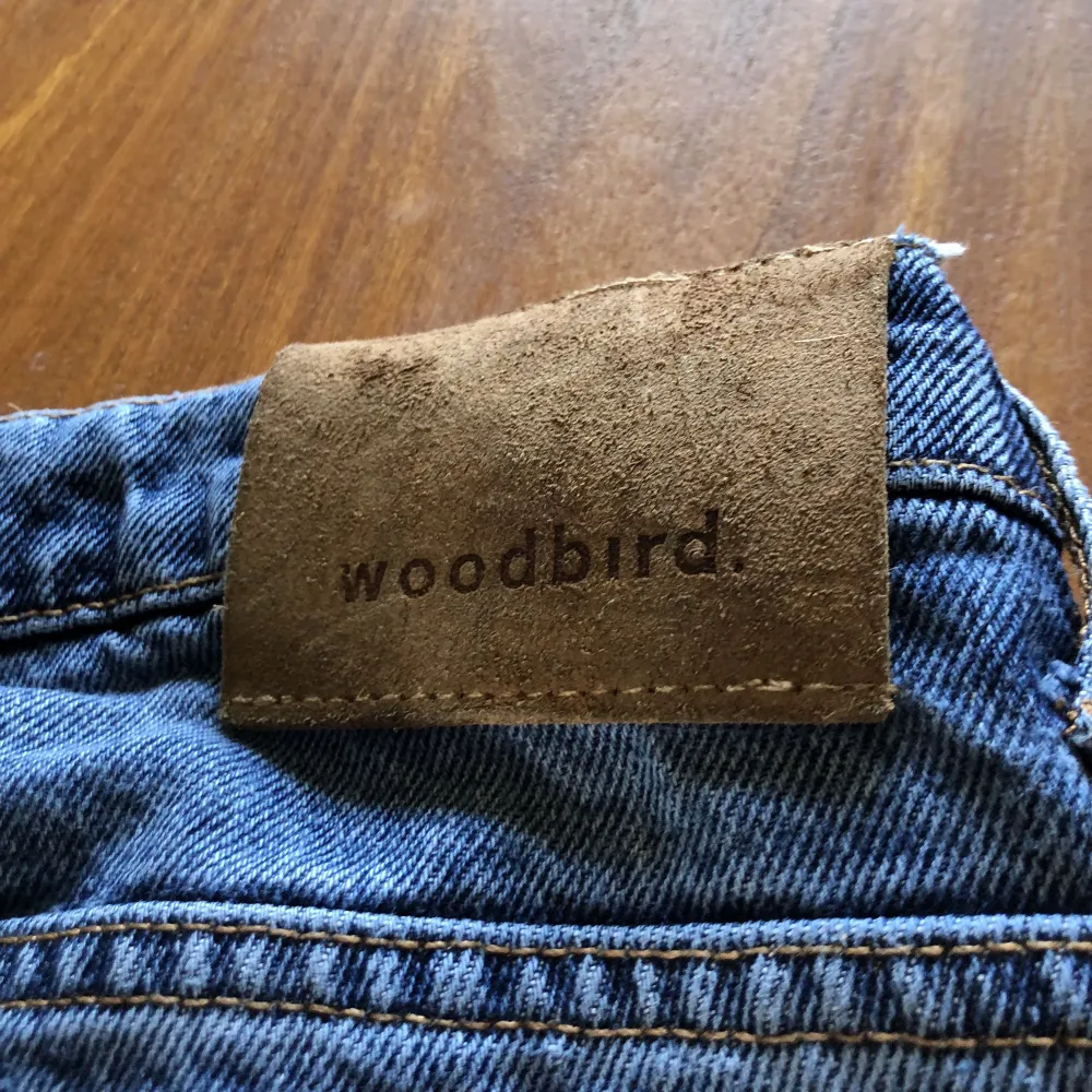 Ett par använda woodbird byxor som är för små det är typ loose fit/ Baggy fit, har sytt lite på knät men syns inte så mycket.. Jeans & Byxor.