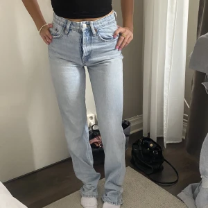 Zara jeans - Snygga zara jeans, finns tecken på användning, men syns inte från längre håll💓