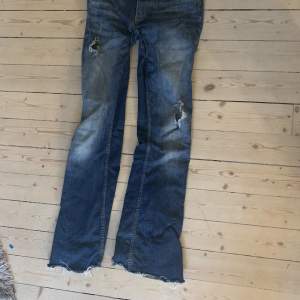 Säljer dessa superfina bootcut jeans från Gina tricot i strl 34, midjemåttet är 50cm och innerbensmåttet  77cm. Dom är väldigt stretchiga så dom passar nog midjemått 70cm🩷 mer info finns i dm🩷 dom är väldigt gamla derför så stretchiga🩷