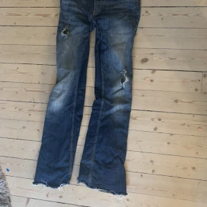 Bootcut jeans - Säljer dessa superfina bootcut jeans från Gina tricot i strl 34, midjemåttet är 50cm och innerbensmåttet  77cm. Dom är väldigt stretchiga så dom passar nog midjemått 70cm🩷 mer info finns i dm🩷 dom är väldigt gamla derför så stretchiga🩷