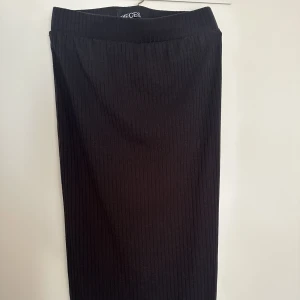  Svart Kjol - En svart kjol, med en slits lite under knät