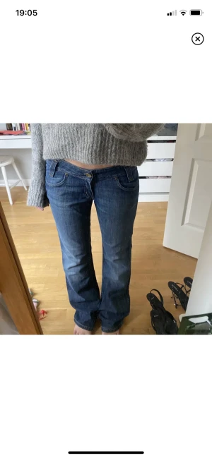 Lågmidjade jeans - Sjukt snygga jeans från lee. Lågmidjade o sitter helt perfekt. Är nt ens säker på att jag vill sälja men måste rensa så säljer för 500kr + 74kr frakt/ köp via köp nu. Midja 40 cm, innerben 75 cm. Toppskick! Nypris över 1000kr. Jag är 161. 