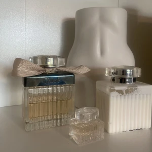 Parfym set - Parfymset från Chloé innehållande 1 parfym Chloé signature EDP lite mer än halva kvar av 75ml, en miniparfym Chloé signature EDP och en oanvänd lotion i samma doft som parfymen💗 Nypris 1450kr