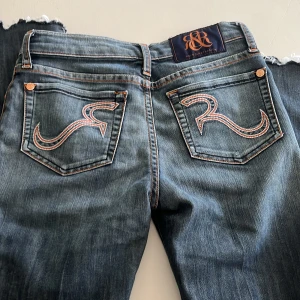 Lågmidjade bootcut jeans - Ett par lågmidjade bootcut jeans från rock&rebublic som blivit för små för mig. Midjemåttet är 67cm o skulle säga att de passar en xs-s💞