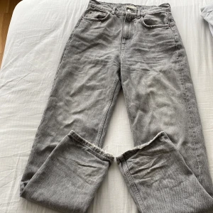 Jeans - Jeans från Gina tricot hög midjas jätte snygga i grå🫶🏼