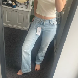 Låga zarajeans!!💟💟 - HELT NYA låg/mid jeans från zara!! Långa på mig som är 173 cm!! Normala i storleken💗💗💗