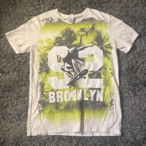 T-shirt med tryck  - Bra skick, Lindex kids t-shirt. Skulle säga att man kan även kan använda den som en  croptop.