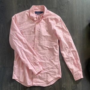 Ralph lauren skjorta - Perfekt skick inga fläckar eller skador sitter snyggt och inte pösigt