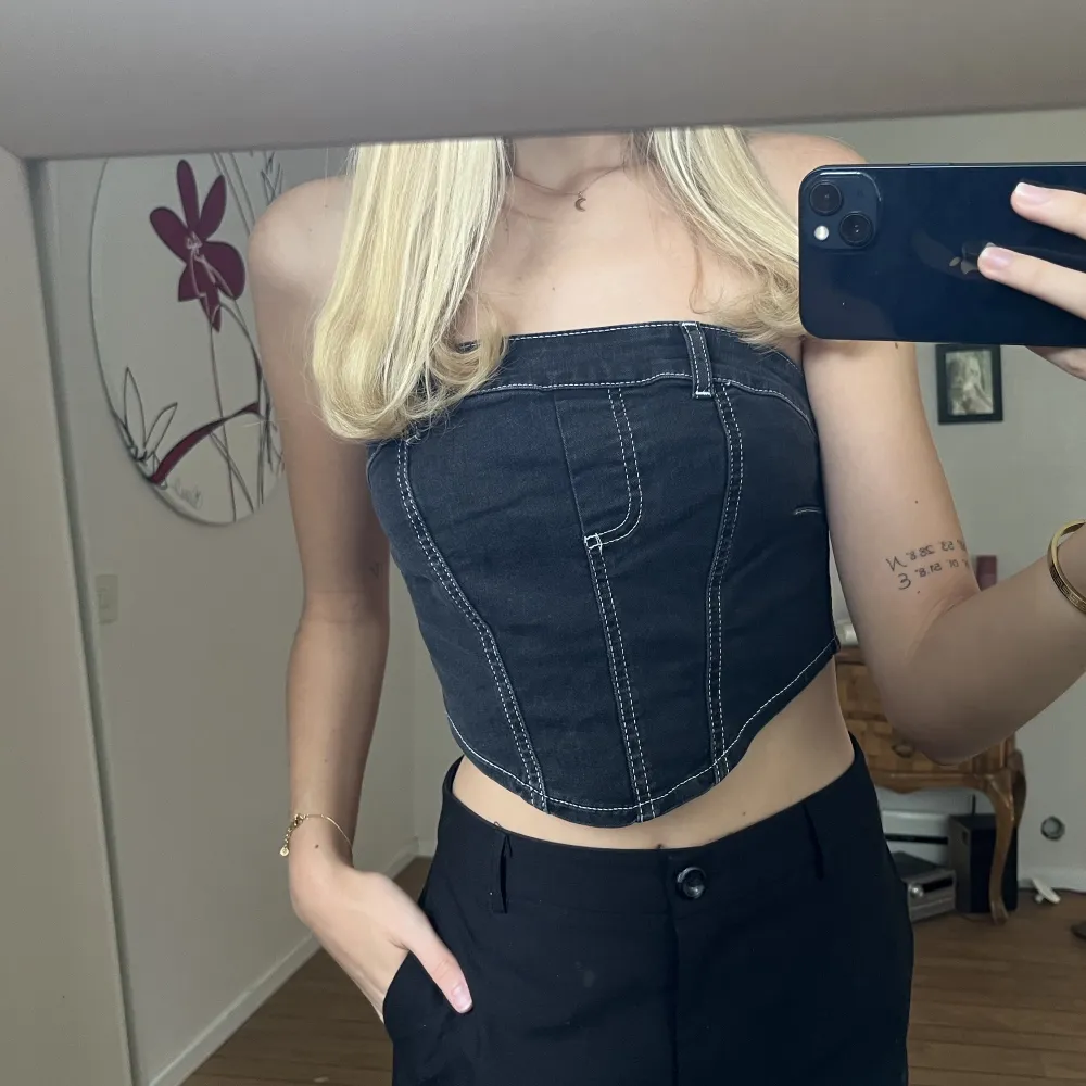 Säljer den här otroliga jeanstoppen från NLY Jeans🖤 Tyvärr passar den inte mig. Helt utan defekter. Toppar.