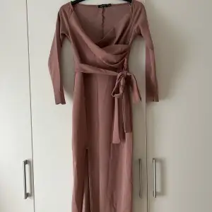 En jätte fin långklänning med slits från Boohoo i stolek 38. Använd en gång på bal så som ny. Köptes för 350kr mitt pris 100kr.