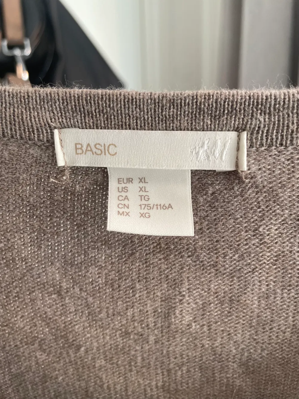 En beige/brun kofta från H&M i stl XL🤍 Fint skick!. Tröjor & Koftor.