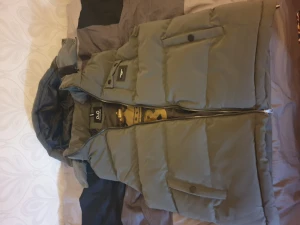 Dolce & Gabbana Väst - Hej, säljer min väst som är kopia som är i väldigt bra kvalite. Det går att ta bort luvan om man vill. Västen är i Storlek L men skulle även passa till dom som har XL.   Priset kan diskuteras vid snabbaffär!!!