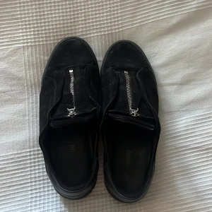 Svarta arigatos strl 43 - Inga hål, är endast använda ett fåtal gånger. Fullt användbara