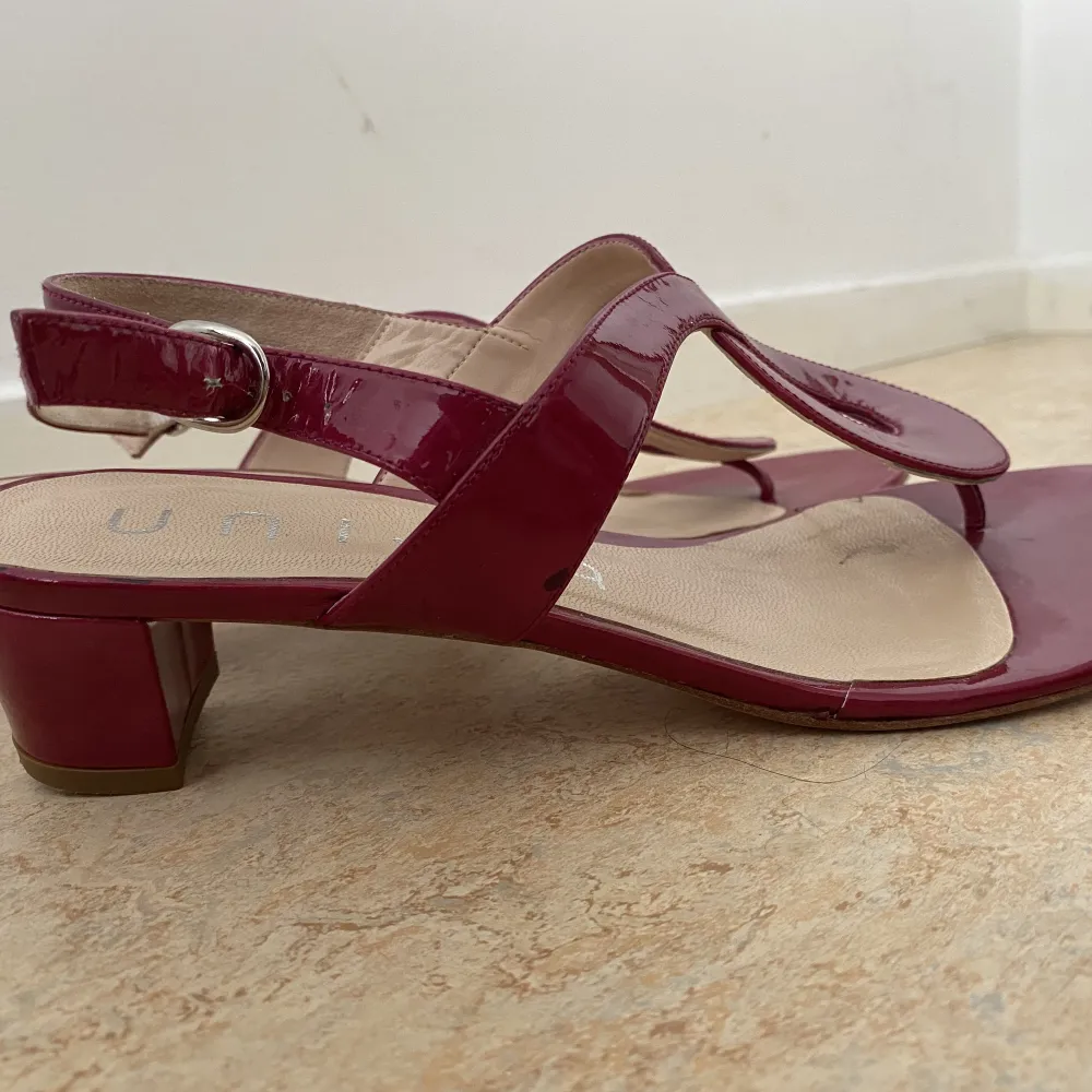 Hej jag säljer de här jätte fina röda sandaler med klackar.Jag har knappt använt de så jag bestämde mig för att sälja de💗. Skor.