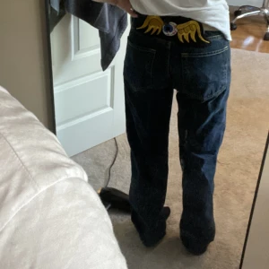 Jeans  - Von dutch jeans som är skit feta! Men används aldrig! Tänker kolla intresset 😌😌