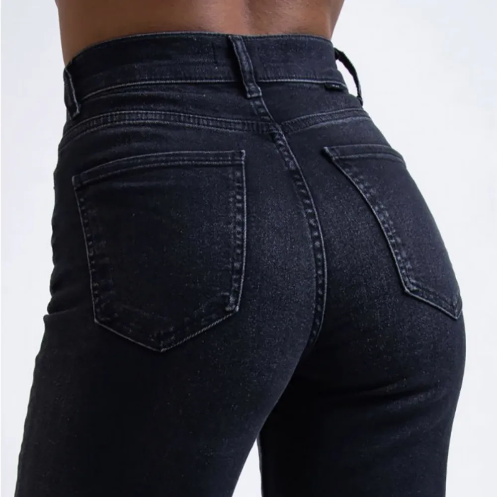 Säljer dessa svarta hödmidjade jeans från Madlady i storlek 36-TALL. Nypris: 649kr, mitt pris: 200kr. De är i bra skick, inga defekter men använda en del. Därav det låga priset. Säljer pga inte min stil längre. Skriv för egna bilder 🫶🏼. Jeans & Byxor.