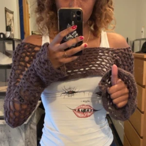 Mesh shrug - Säljer min handgjorda virkade bolero/shrug i brunt, men kan virka på beställning i andra färger och storlekar om det önskas ☺️  50% ull 50% akryl, tvättas på 30° och får ej strykas!