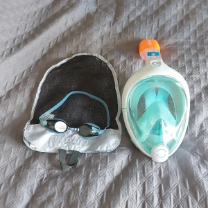 Dykmask - Bra skick, med denna mask kan man dyka under vattnet utan att få vatten i munnen. Man kan även ha andningsröret ovanför vattnet och andas när man kollar under vattnet. Den är väldigt praktiskt 