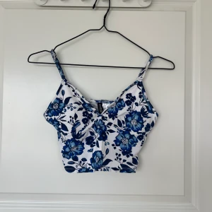 Blommig topp H&M  - Storlek S 