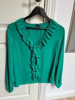 Blus, smaragdgrön  - En smaragdgrön blus i mycket bra skick!