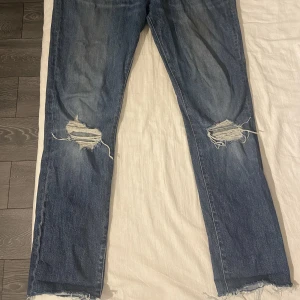 Denim jeans  - Denim jeans använda sparsamt i bra skick inga skador/missfärgning med knä hål regular fit