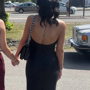 balklänning - en svart balklänning med paljetter, perfekt för festligare tillfällen😍😍😍 använd vid ett tillfälle, i nyskick!!