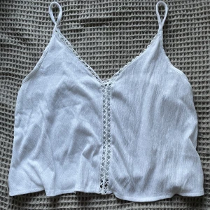 Linne - Fint vitt sommar linne som aldrig är använd. Storlek S och säljer för 50kr💖💖