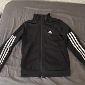 Addidas tröja - Säljer den här addidas tröjan om ni vill ha byxorna också så är det bara att skriva. Priset kan även diskuteras.