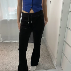 Juicy Couture byxor  - Layla low Rise flare i färgen svart. Aldrig använda eftersom att jag köpte för stor storlek. 