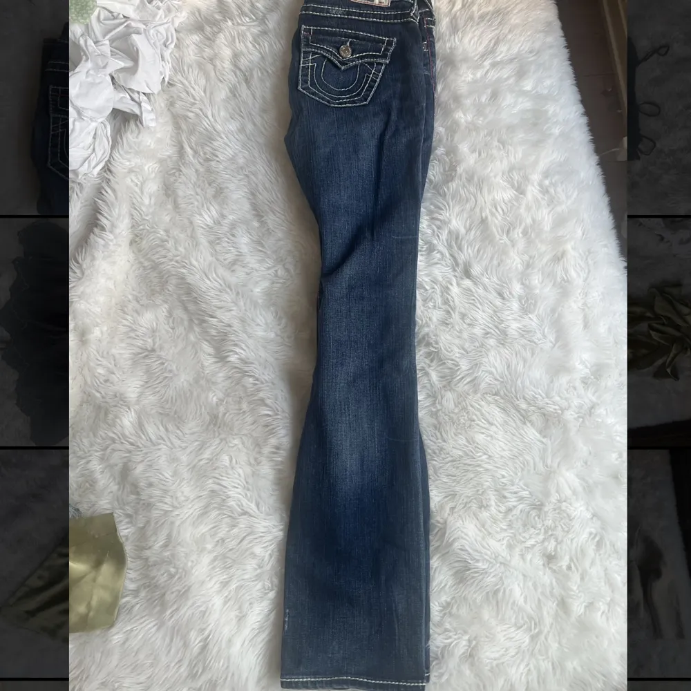 Aldrig använda, lågmidjade true religion jeans i storlek 28. De är tighta upptill å utsvängda ner till. . Jeans & Byxor.