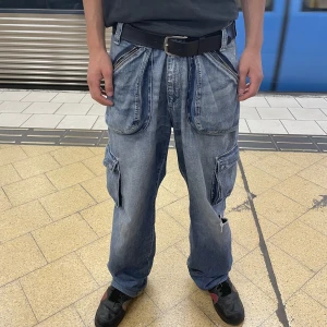 Y2k baggy byxor - Baggy byxor köpta på humana som inte kommer till användning längre, lite trasiga nertill fötterna men annars bra skick