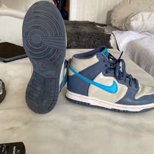 Nike dunk high storlek 36 - Använda ca 3 månader kostade 1300 nya