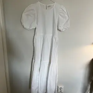 En vit långklänning i svalt material i storlek 34. Superfin klänning som tyvärr aldrig kommit till användning… jätteskön att ha på sommaren!😍 I nyskick