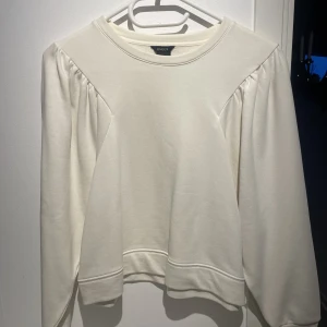 Tröja  - Vit tröja använd 1 gång från Lindex 