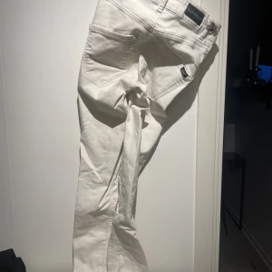 Vita jeans  - Vita jeans som är använda mycket 