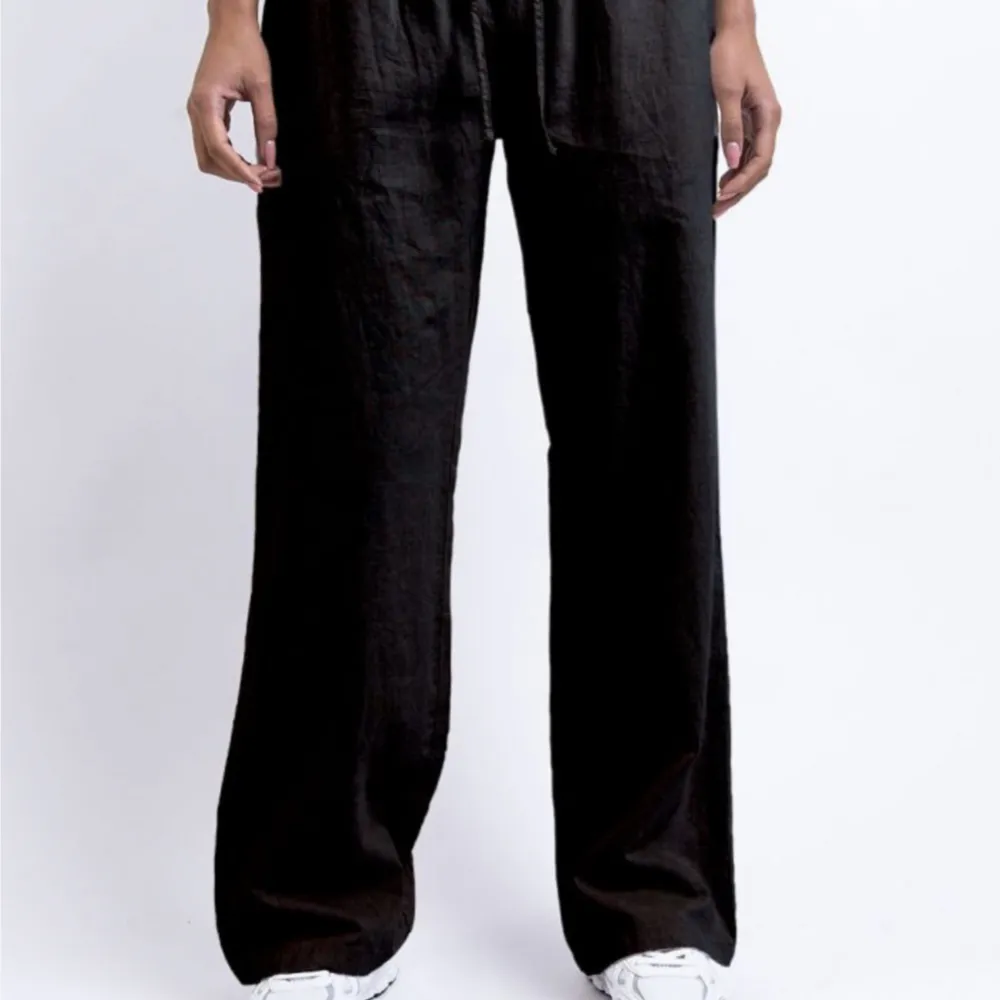 Svarta linnebyxor, använder mycket sällan numera. . Jeans & Byxor.