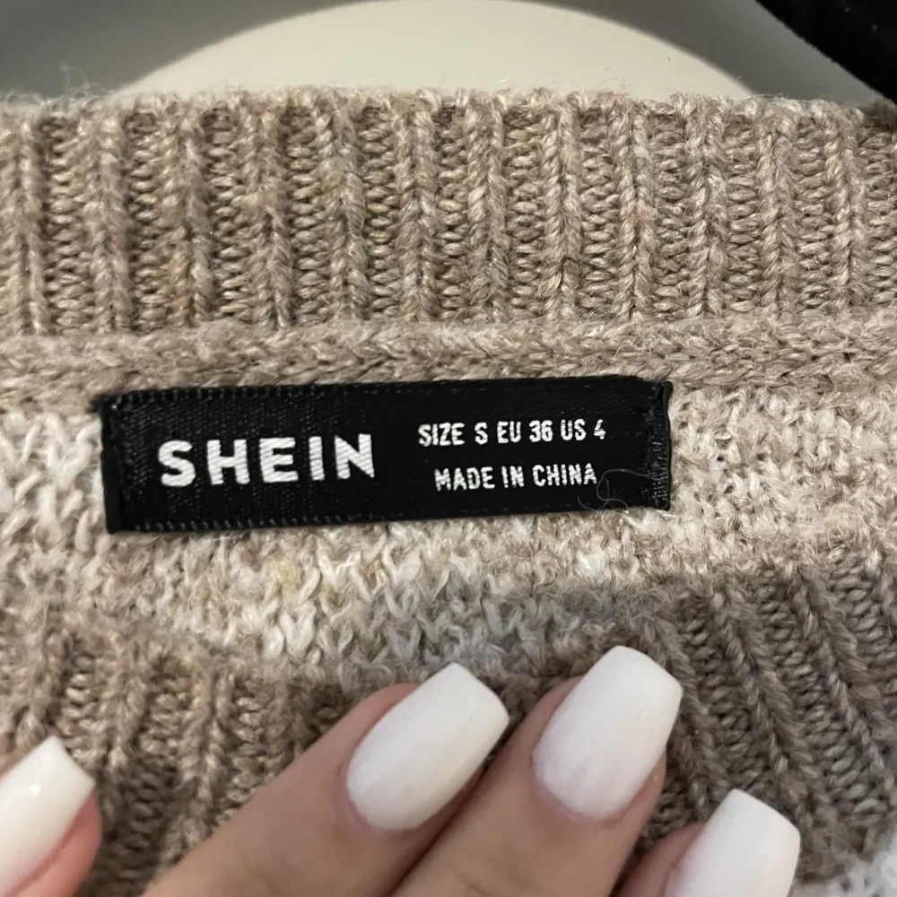Hej! Jag säljer denna stickade tröja ifrån Shein. Andvänd 1 gång. Säljer då den kommit lite till andvändning❤️. Toppar.